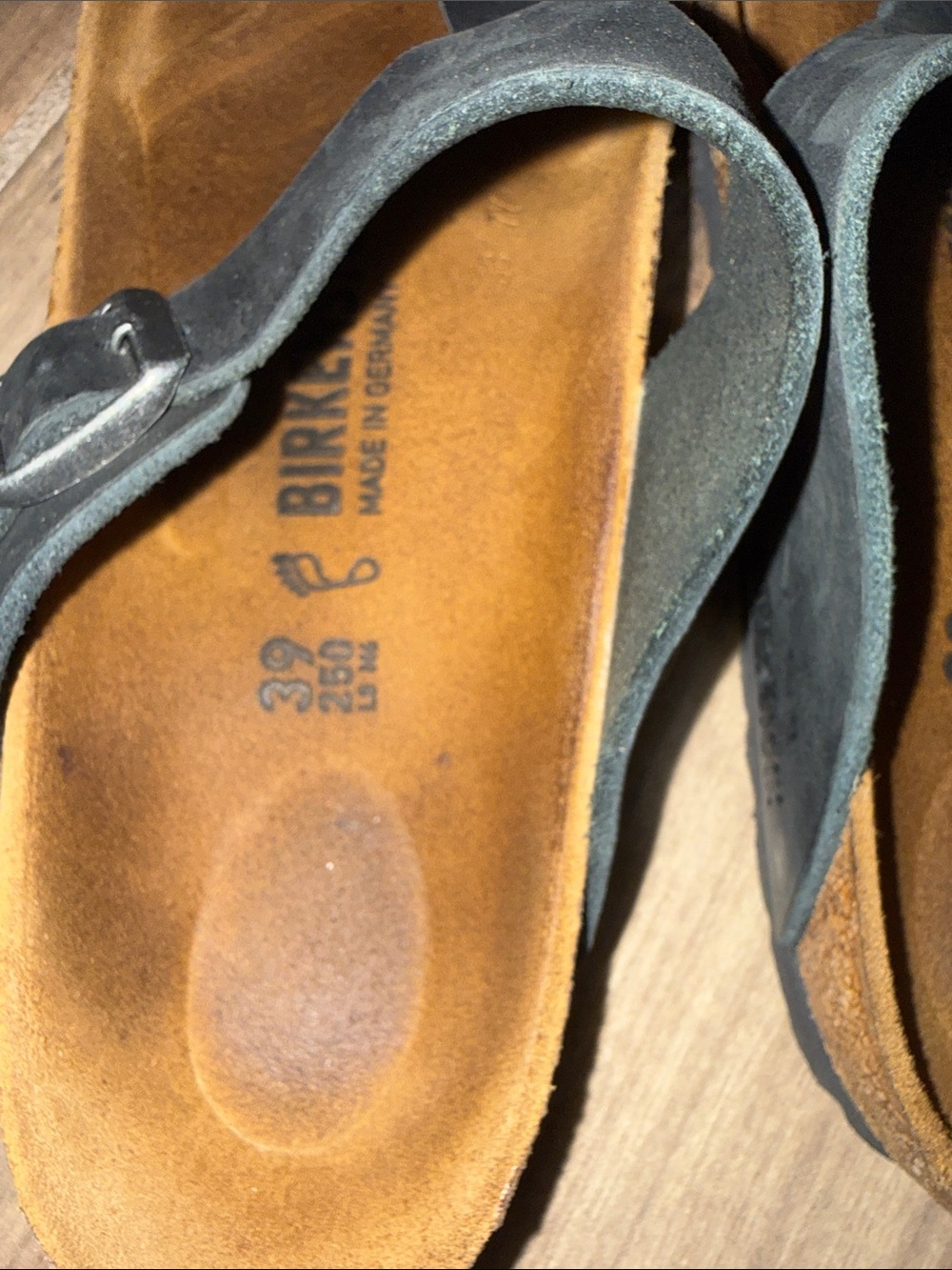 Birkenstock Black and Brown Gizeh-Style Contoured Sandals - Picture 5 of 8